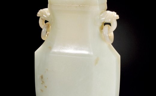 --                            1900 
                            清中期  白玉兽耳衔环盖瓶