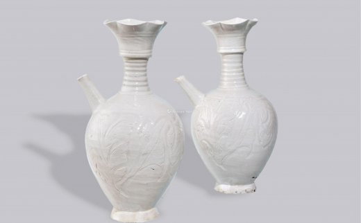 --                            1155 
                            明 定窑白瓷刻花军持 （一对）
