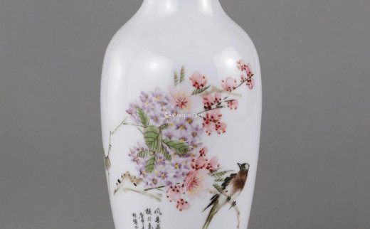 --                            0071 
                            粉彩桃花小鸟纹花瓶