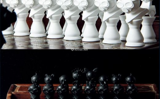李捍原（B.1971）
                                                                                                                                                2554 
                            2020年作 口罩人系列--国际象棋 树脂