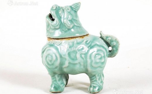--                            1075 
                            明 青釉甪端香熏