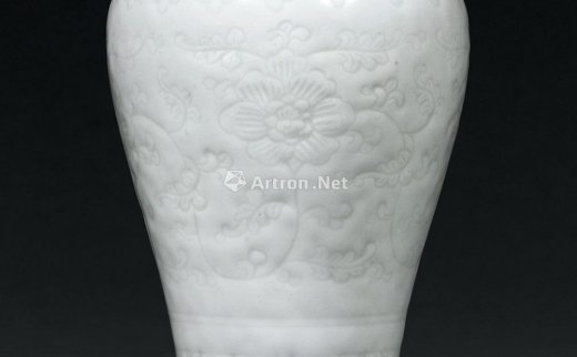 --                            *0646 
                            清雍正 白釉暗刻缠枝牡丹纹小梅瓶