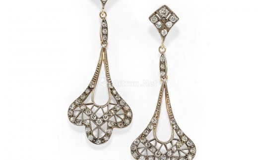 --                            0377 
                            A 18K yellow gold and diamond pendant earrings