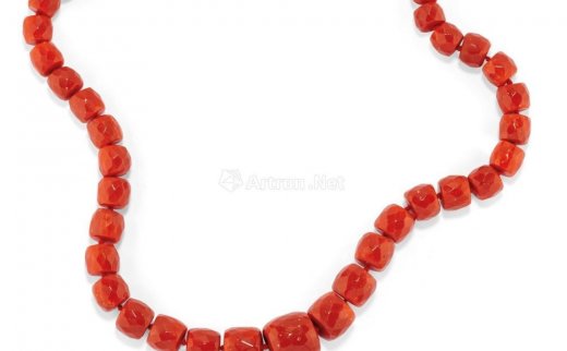 --                            0260 
                            A coral necklace