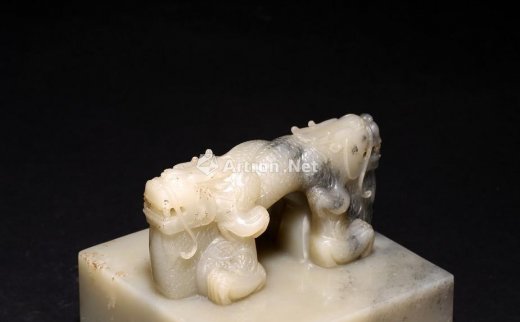 --                            9154 
                            清 青白玉“纪恩堂”蛟龙钮玺