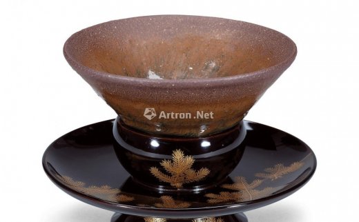 --                            0289 
                            宋 建窑柿釉茶盏配日本莳绘盏托