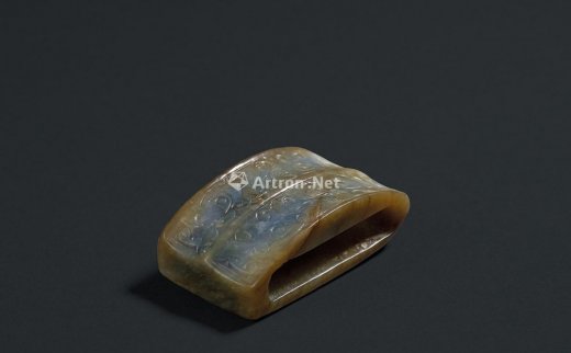--                            0228 
                            汉 青白玉兽面纹剑格