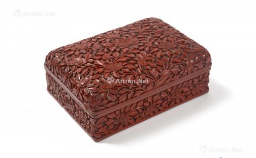 --                            0128 
                            清 十九世纪 剔红牡丹纹盖盒