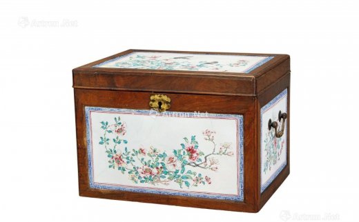 --                            1179 
                            清 黄花梨嵌铜胎画珐琅花鸟纹百宝箱