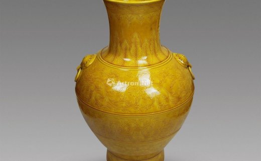 --                            2010 
                            清·道光 黄釉刻花缠枝花卉凤纹铺首壶