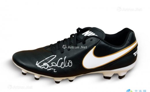 --                            6227 
                            巴西足球巨星罗纳尔多 签名球鞋 -中国嘉德国际拍卖有限公司