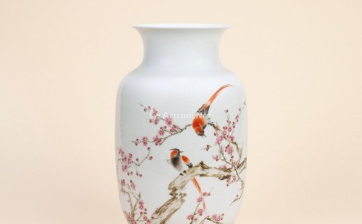 --                            3130 
                            近现代 1955年作 釉上彩绶带图瓷瓶 -北京匡时国际拍卖有限公司