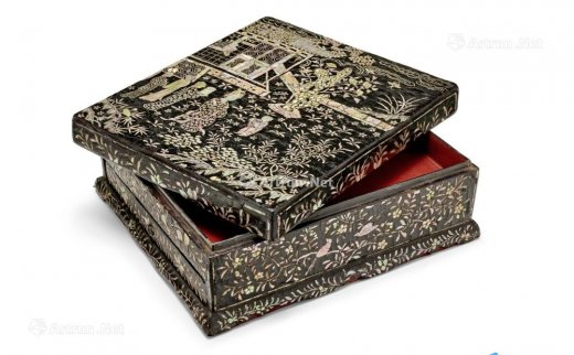 --                            0135 
                            明 十六世纪 黑漆螺钿人物花鸟屉盒