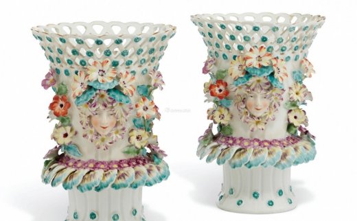 --                            0232 
                            Circa 1770，Faint Gold Anchor Marks A Pair Of Chelsea-Derby Porcelain‘Frill’ Vases